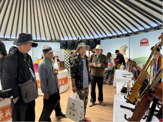 “走遍中国”写生那达慕:探寻草原文化密码